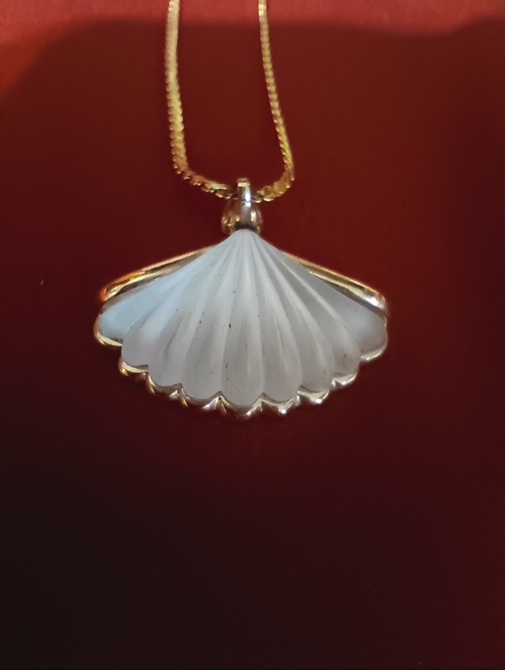 Vtg. Avon White Frosted Scalloped Seashell Pendant On 14.5" Gold Tone Chain - Picture 2 of 8